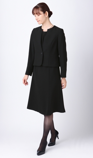 ノーカラーシフォンフリルアンサンブル