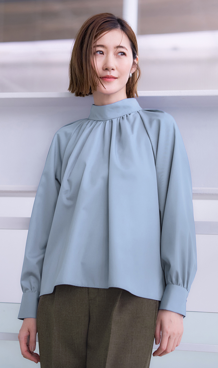 ハイネックギャザーブラウス【長袖】 ブルー M