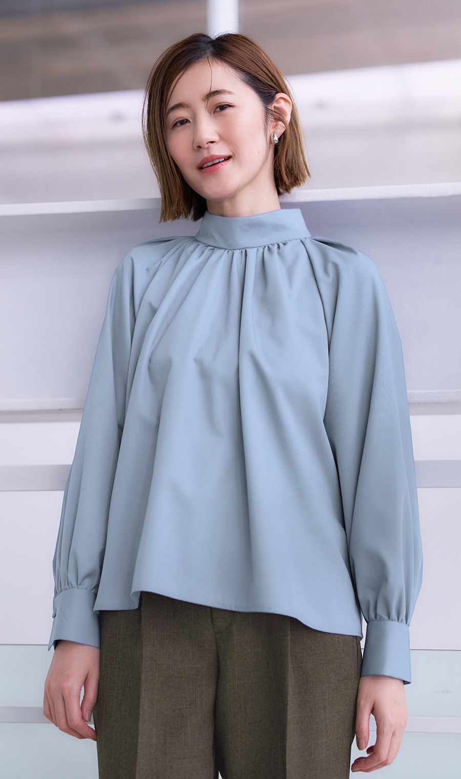 ハイネックギャザーブラウス【長袖】 ブルー M