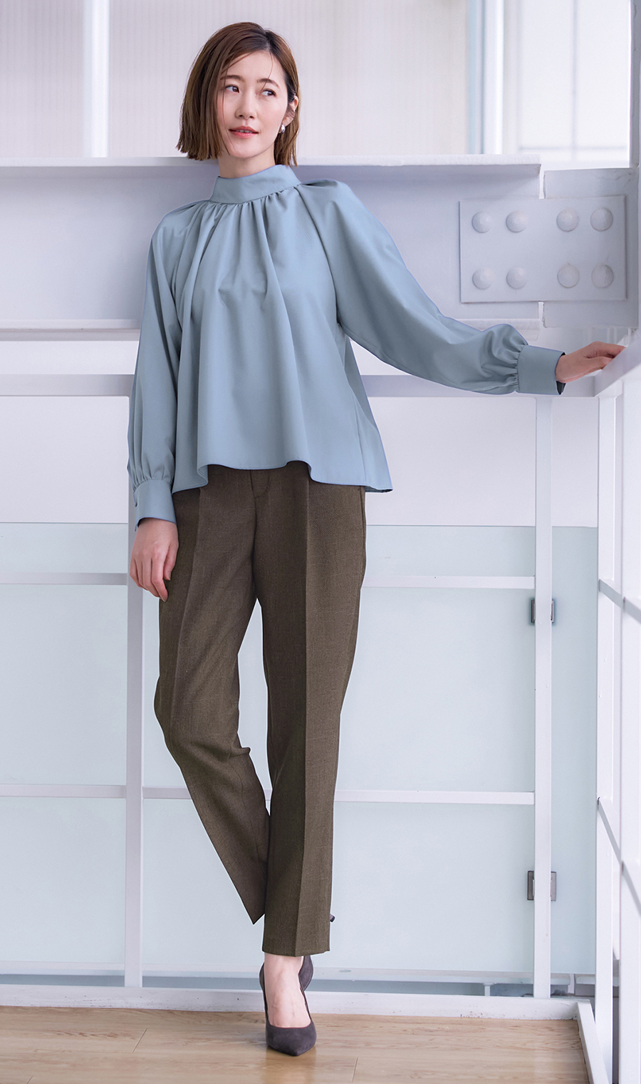 ハイネックギャザーブラウス【長袖】 ブルー M