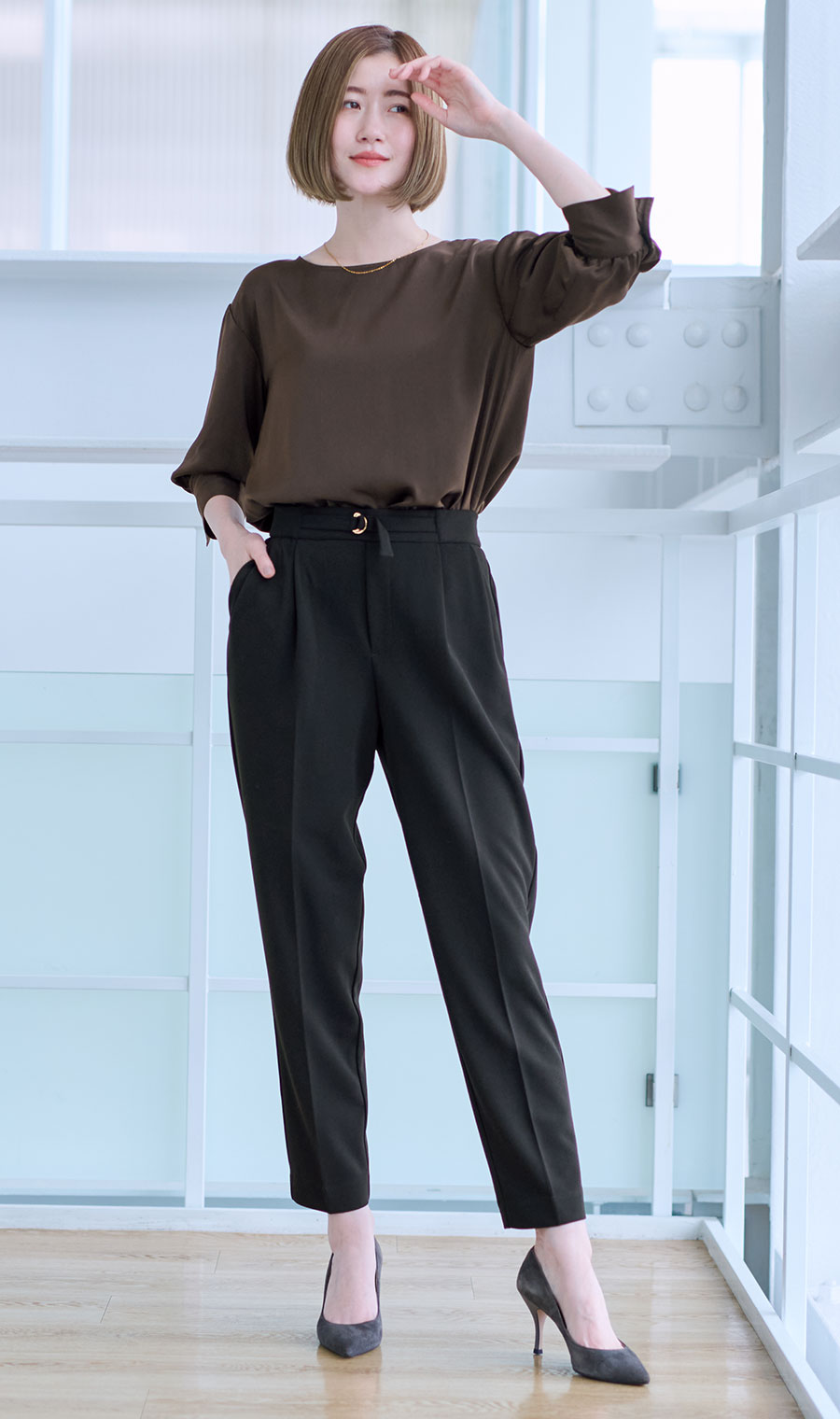 サテンバルーンスリーブブラウス【5分袖】 ブラウン M