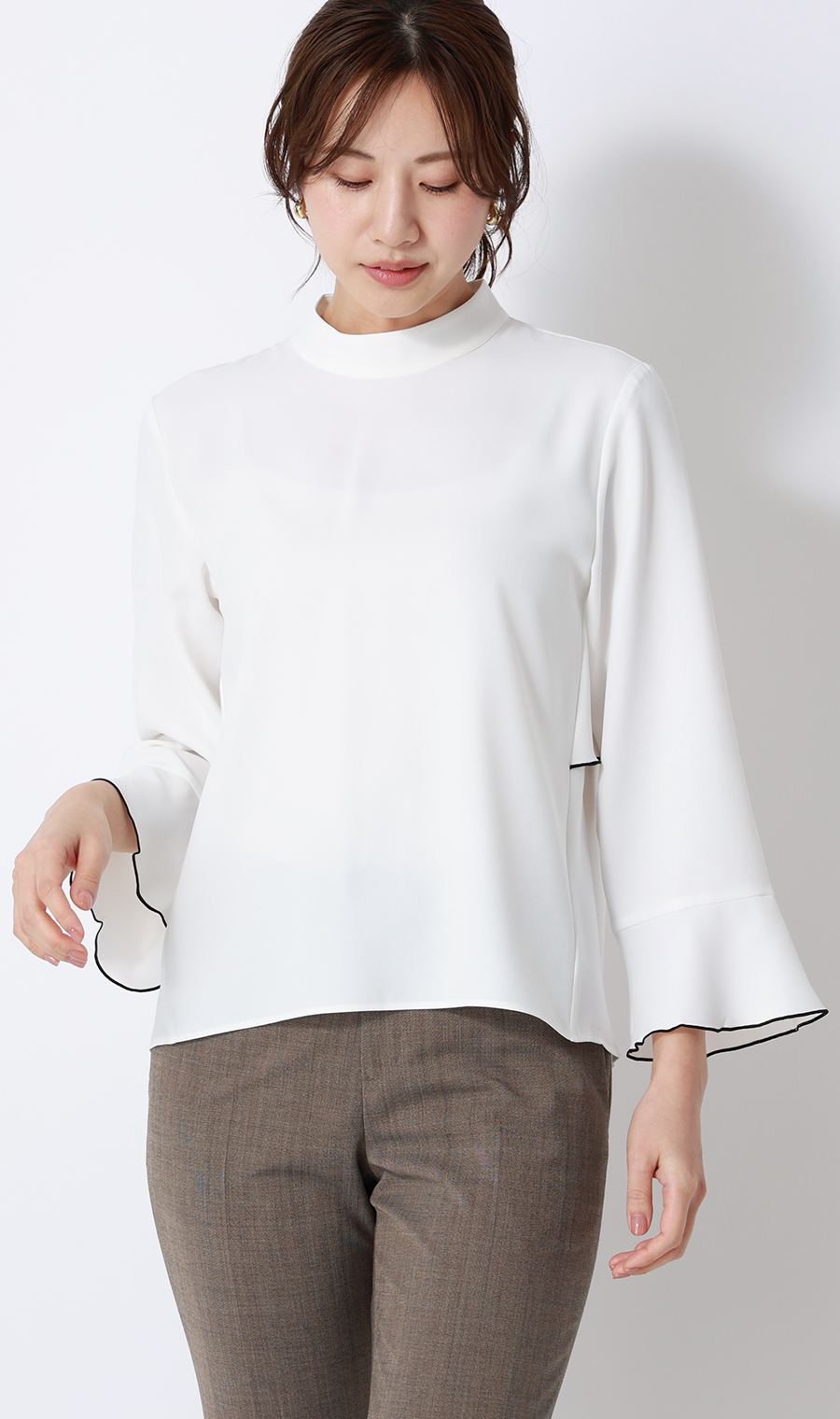 ハイネックバックコンシャスブラウス【長袖】 ホワイト M