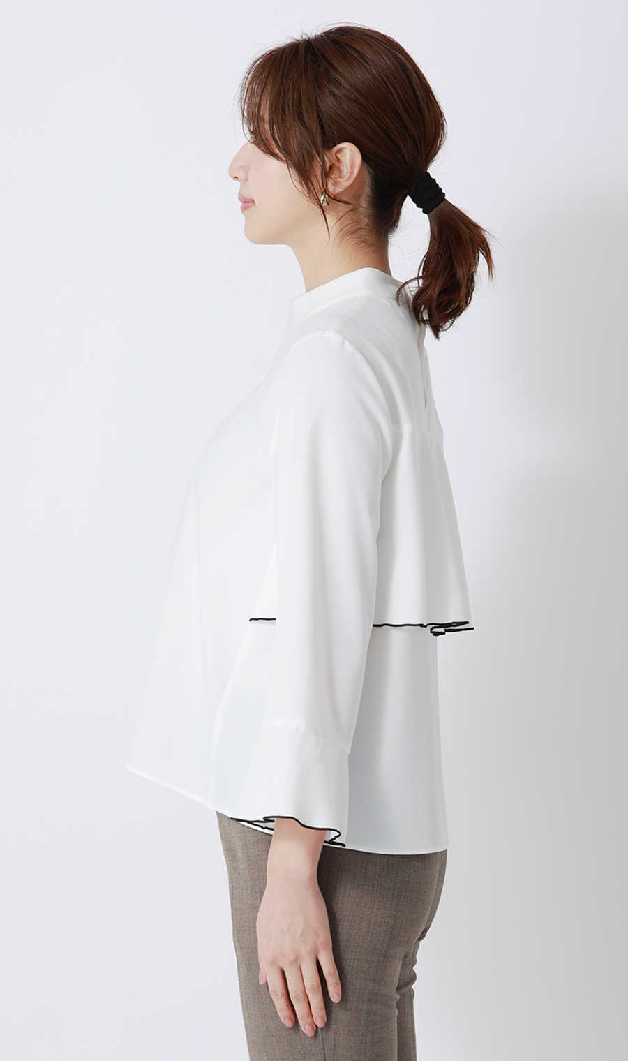ハイネックバックコンシャスブラウス【長袖】 ホワイト M