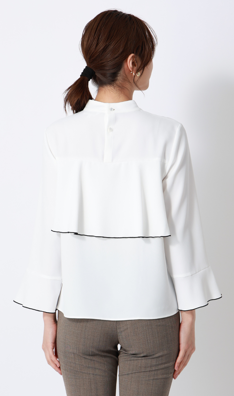 ハイネックバックコンシャスブラウス【長袖】 ホワイト M