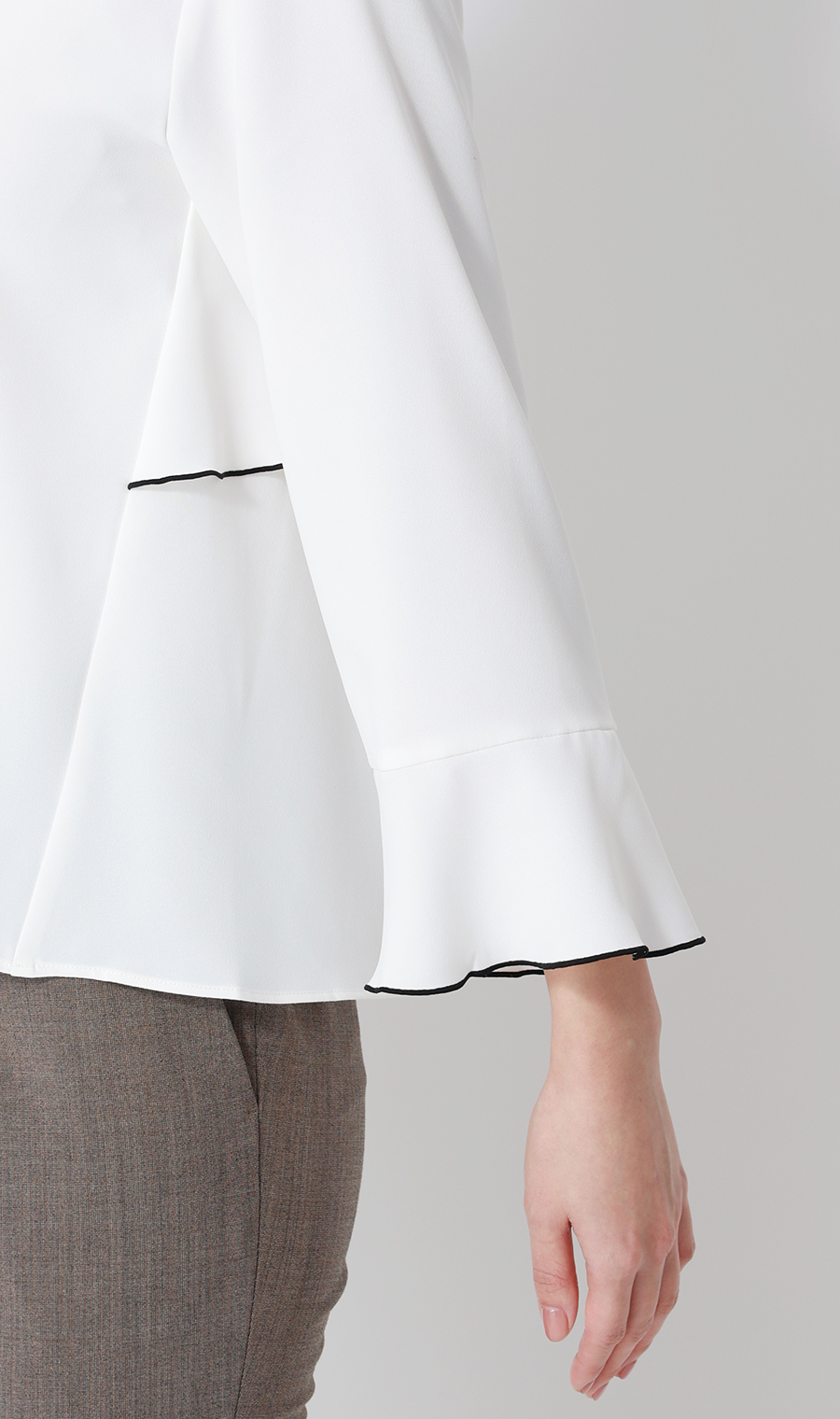 ハイネックバックコンシャスブラウス【長袖】 ホワイト M