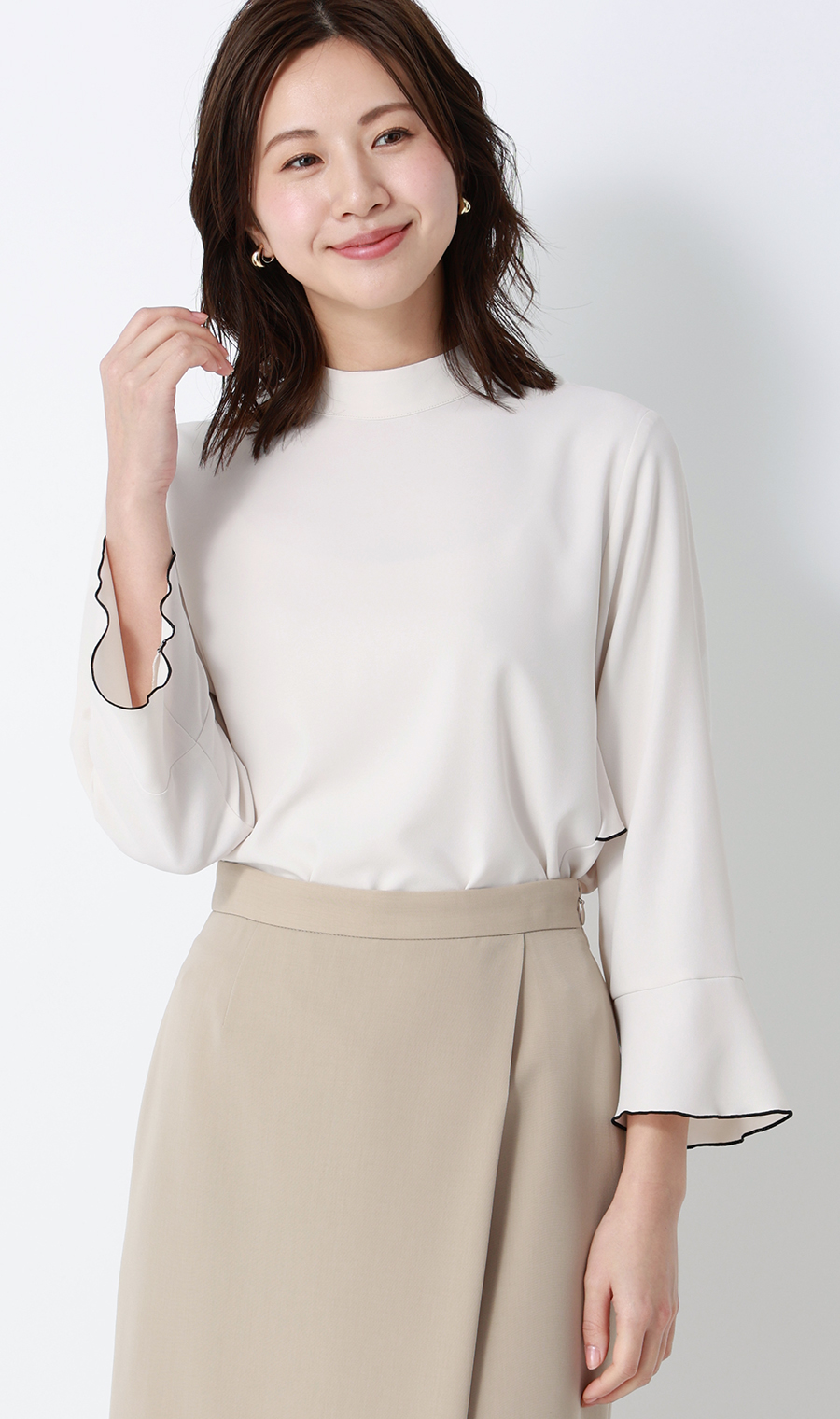 ハイネックバックコンシャスブラウス【長袖】 ベージュ M