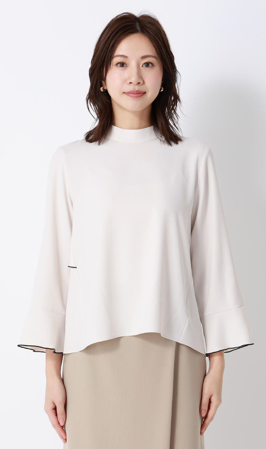 ハイネックバックコンシャスブラウス【長袖】 ベージュ M