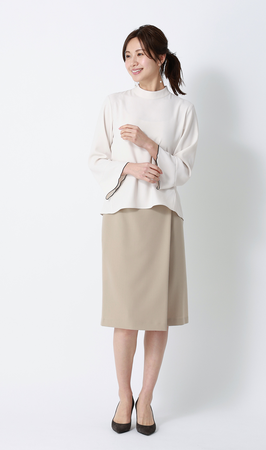 ハイネックバックコンシャスブラウス【長袖】 ベージュ M