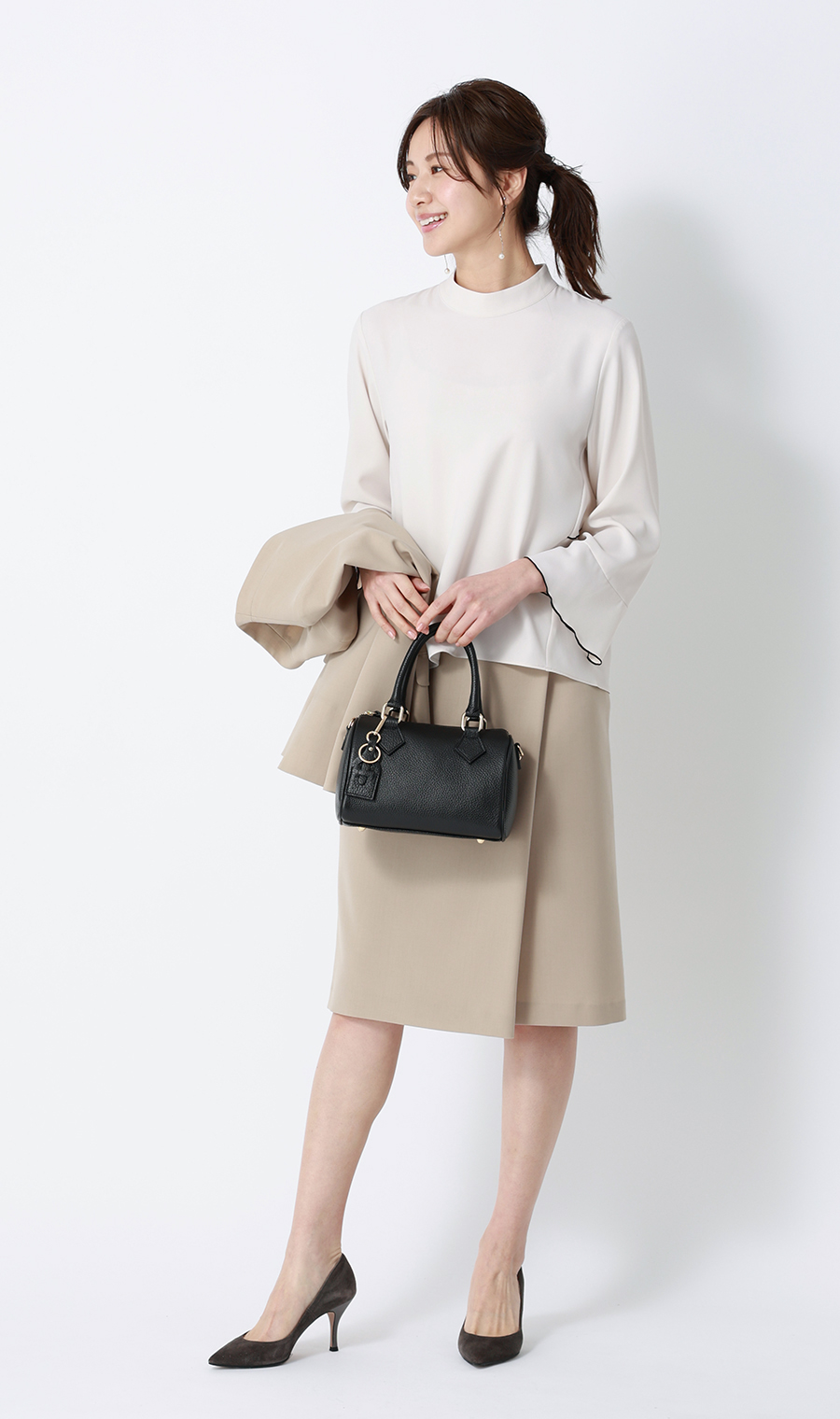 ハイネックバックコンシャスブラウス【長袖】 ベージュ M