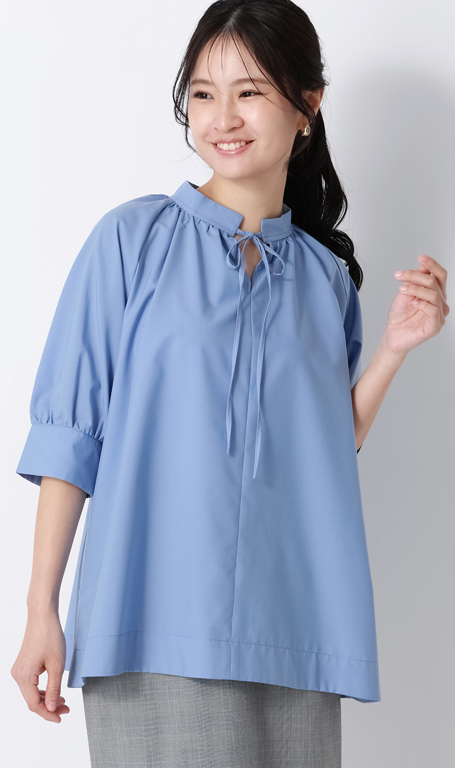 ハイネックギャザーリボンブラウス【5分袖】 ブルー M