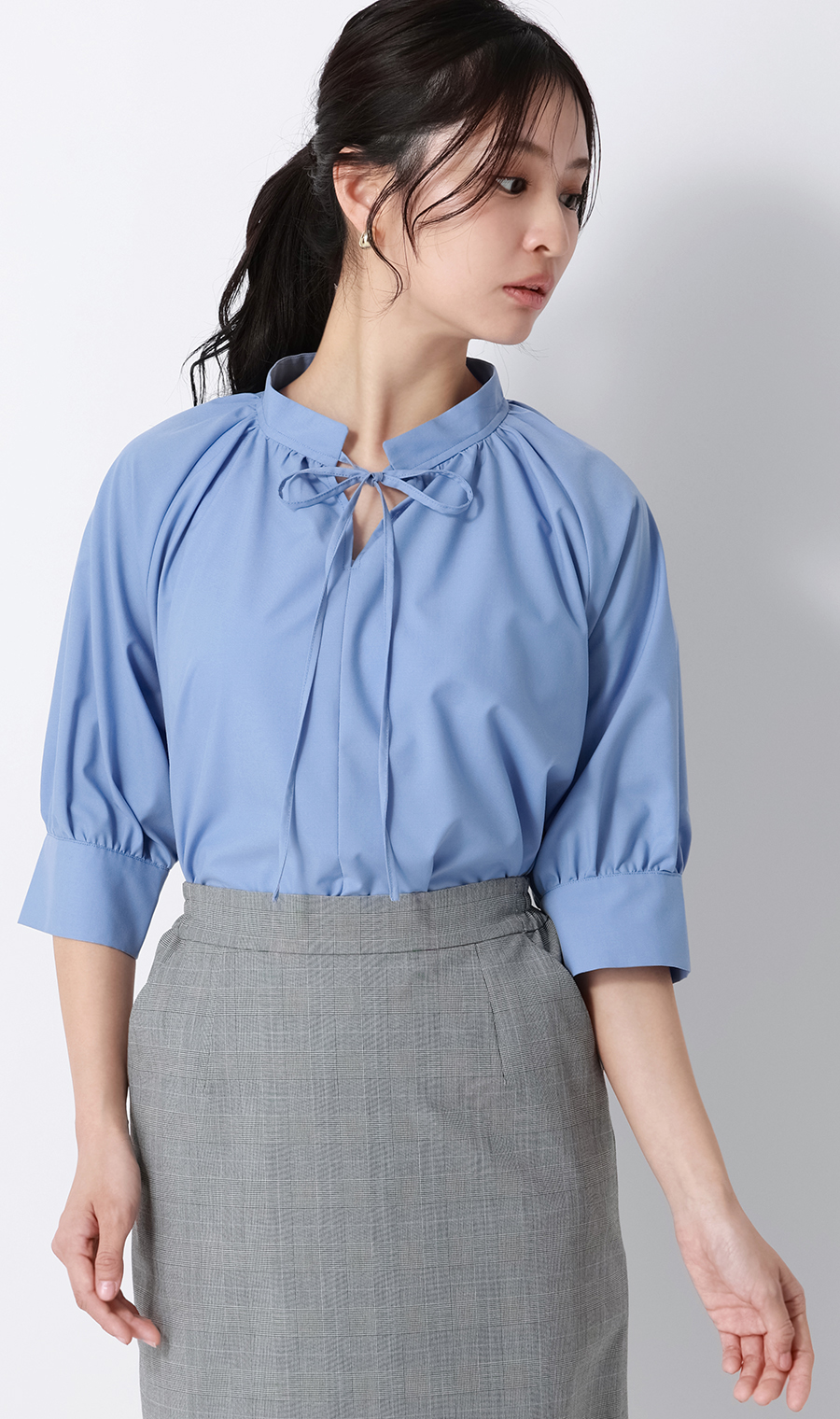 ハイネックギャザーリボンブラウス【5分袖】 ブルー M