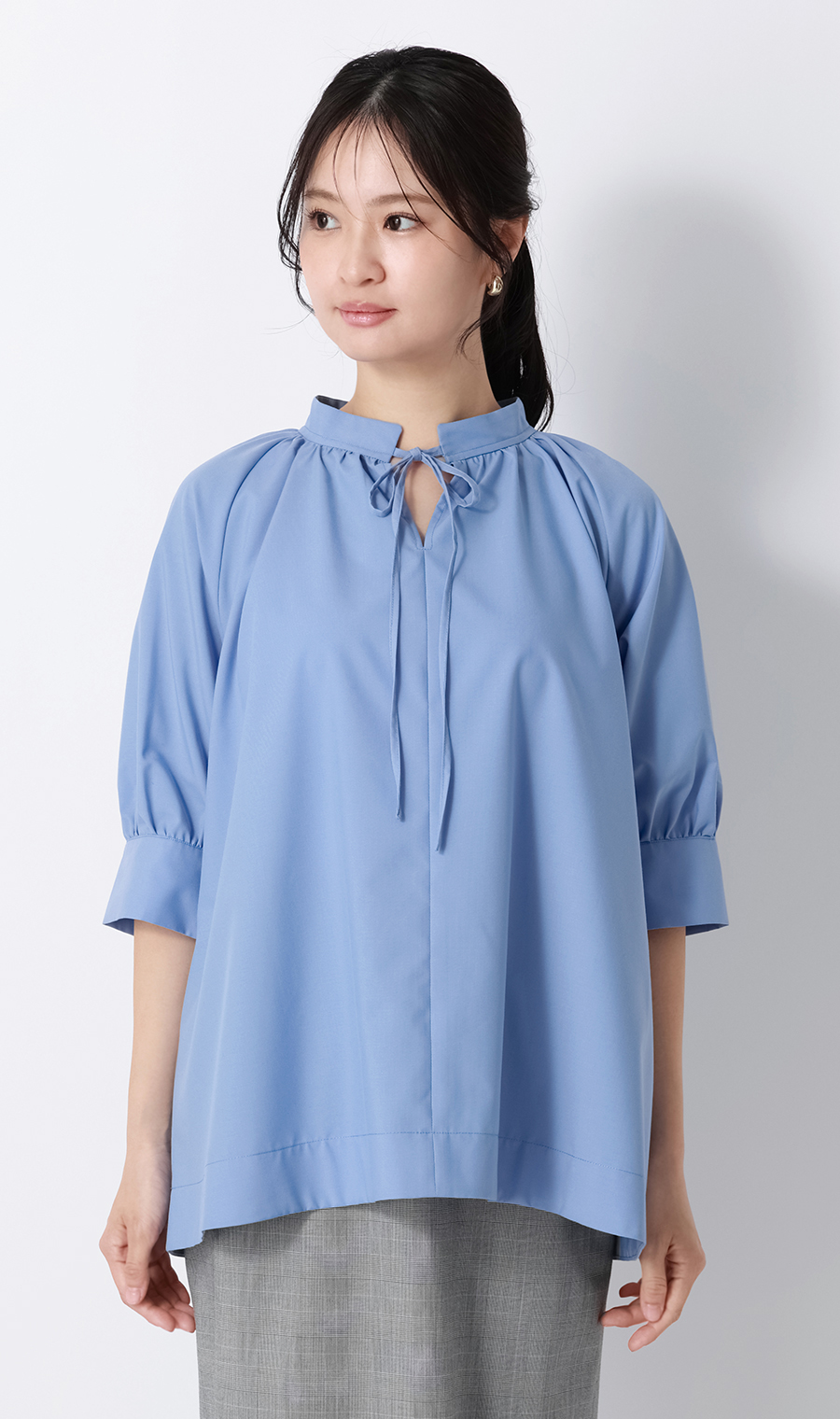 ハイネックギャザーリボンブラウス【5分袖】 ブルー M