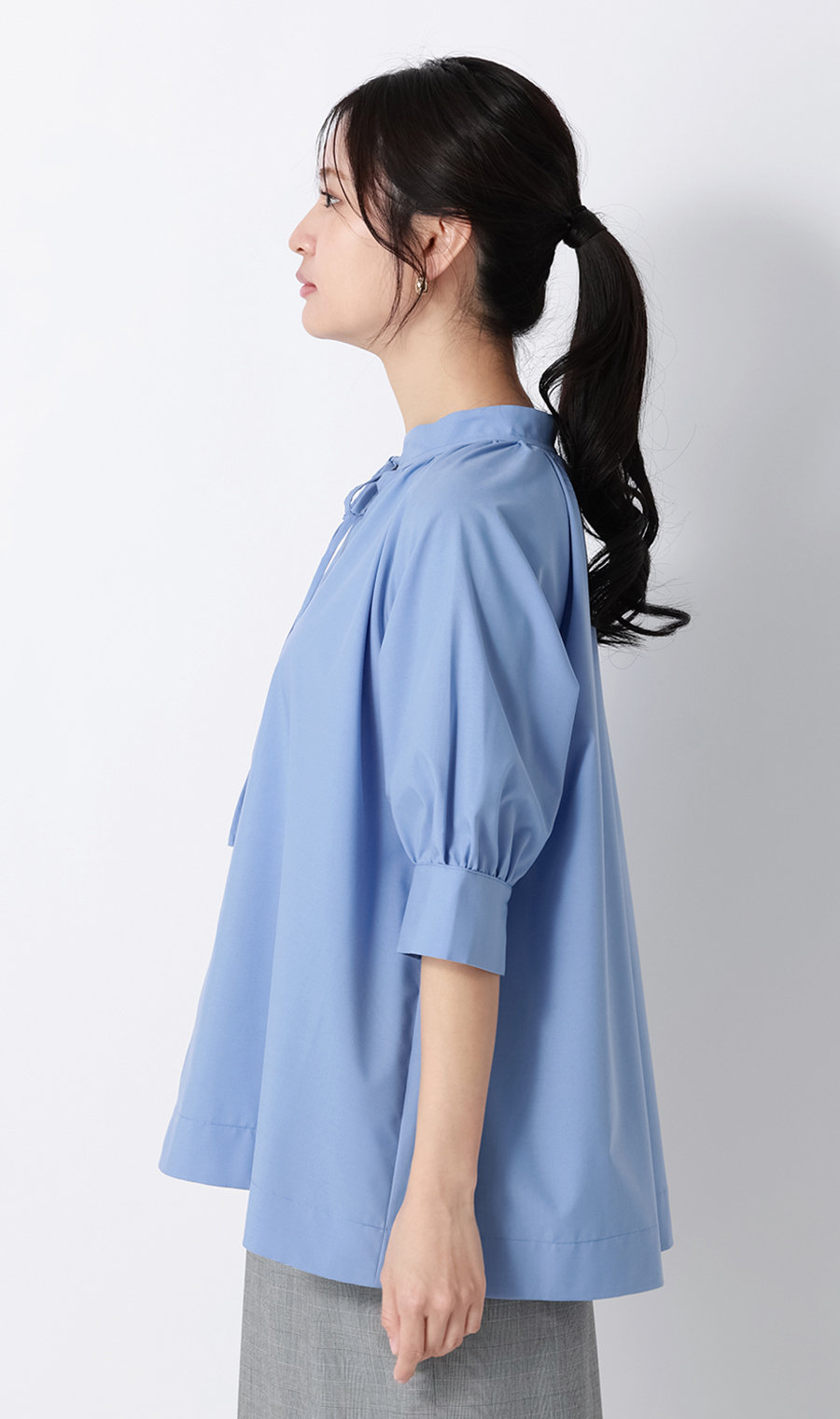 ハイネックギャザーリボンブラウス【5分袖】 ブルー M