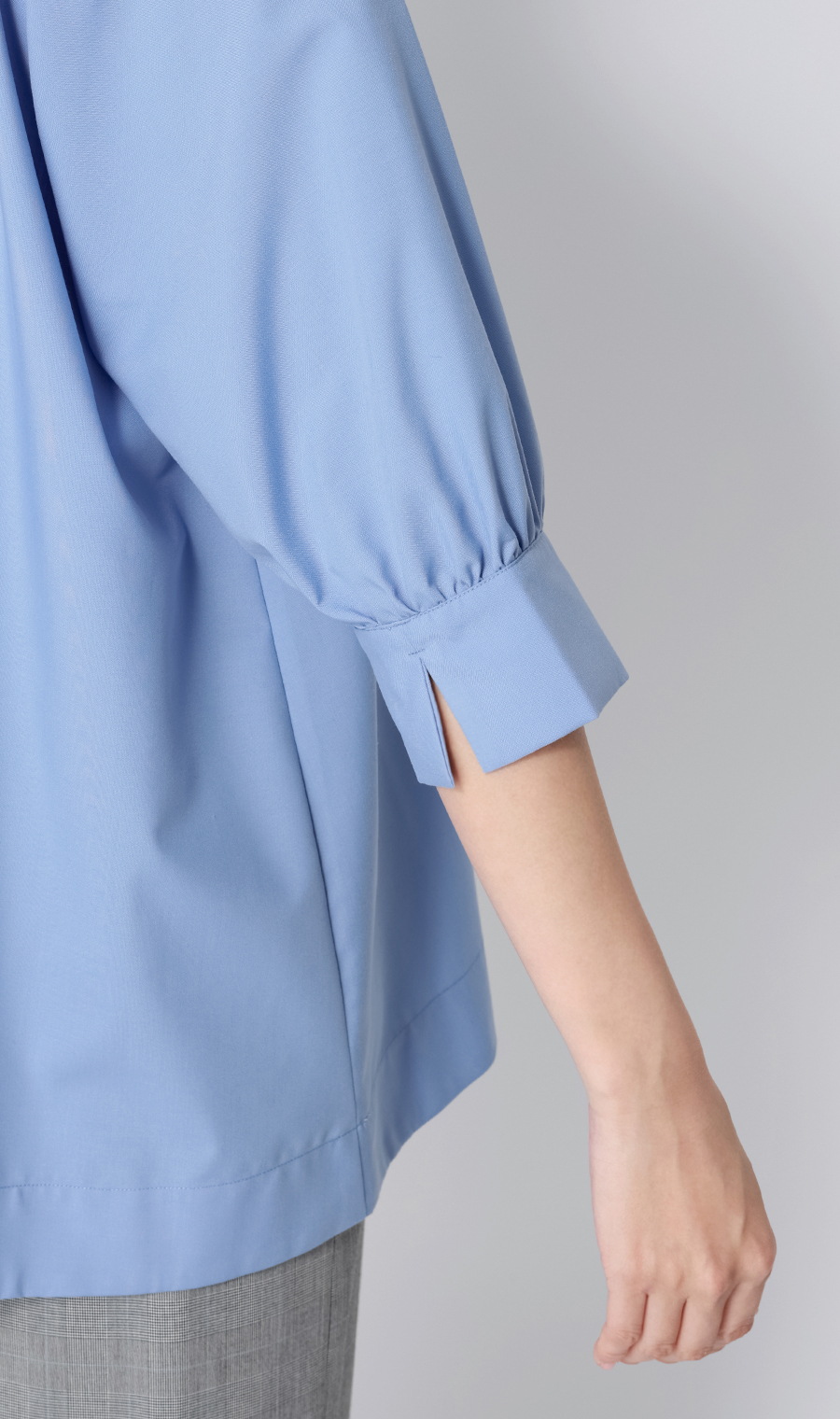 ハイネックギャザーリボンブラウス【5分袖】 ブルー M