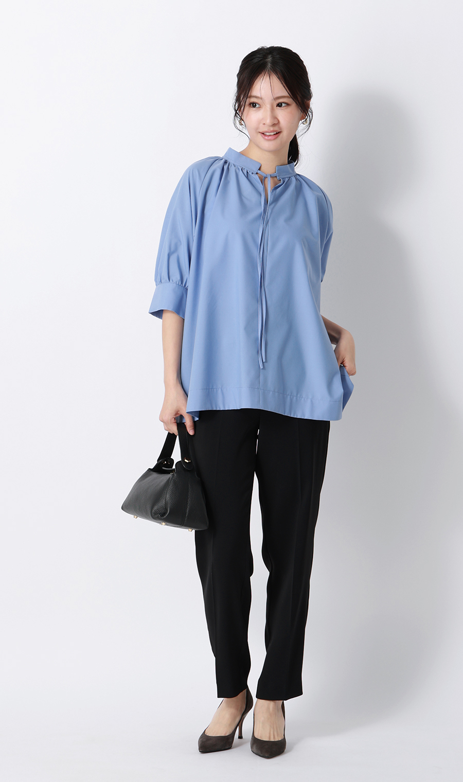 ハイネックギャザーリボンブラウス【5分袖】 ブルー M