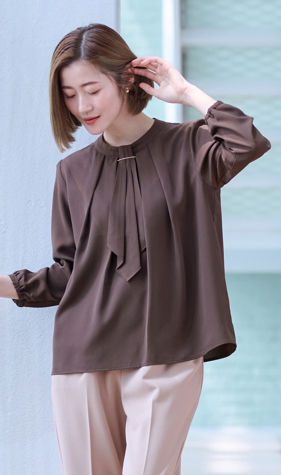 名品アクセサリー付きボウタイブラウス【4WAY】【9分袖】 ブラウン S