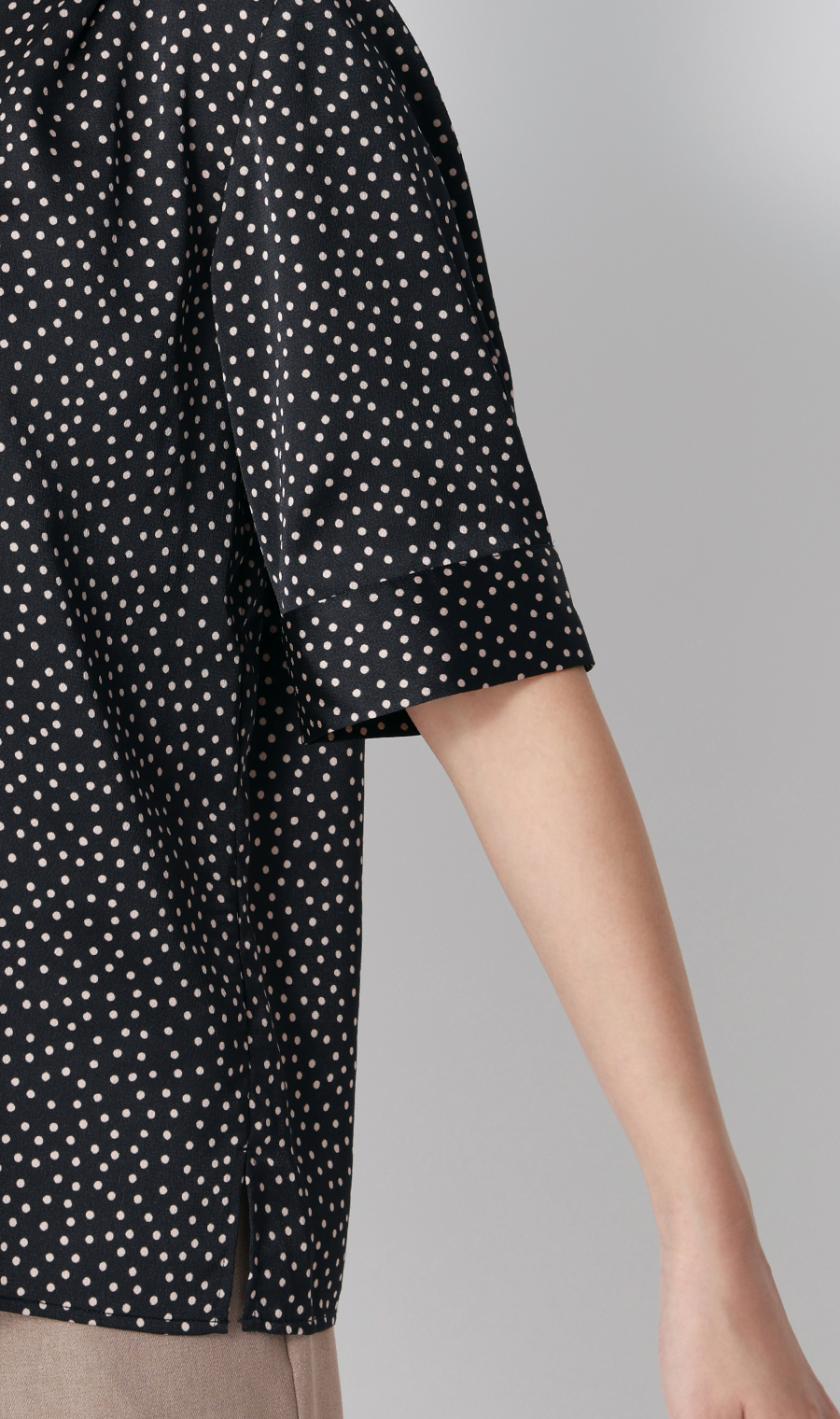 Vネックサテンブラウス【涼】【半袖】 ネイビー S